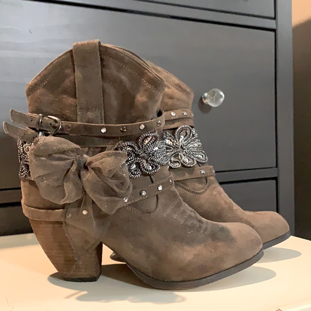 Brown suede cowgirl boots 8.5. Cute detailing. Great condition.